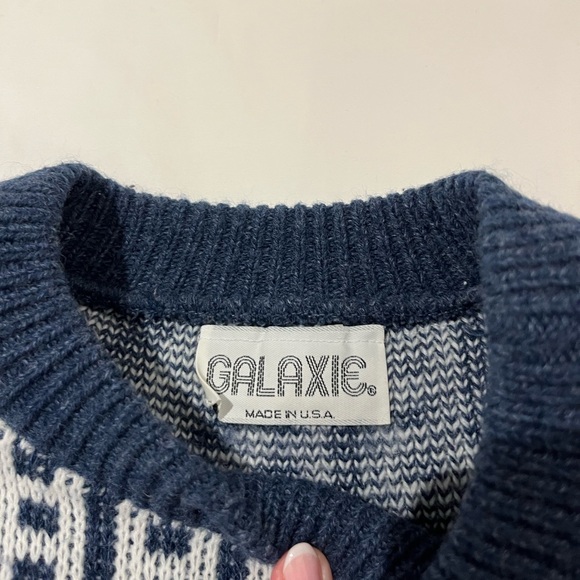 Vintage dark blue patterned knit sweater, fits like a large. No imperfections. - Picture 3 of 4